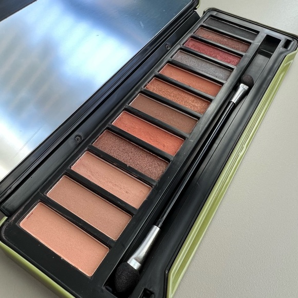 Incognito Eyeshadow Collection - Picture 3 of 7